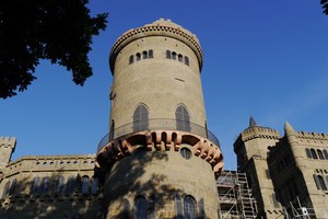  Der wenig dauerhafte Tuffstein der Löwenburg im Bergpark Wilhelmshöhe wurde bei der Wiedererrichtung durch Betonwerkstein ersetzt 