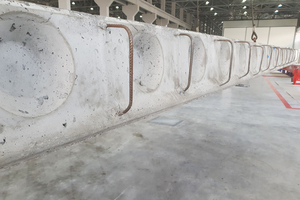  The failure pattern that floor slabs typically exhibit in the event of an earthquake is overcome by including additional projecting reinforcement directly embedded in the concrete hollow-core slab 