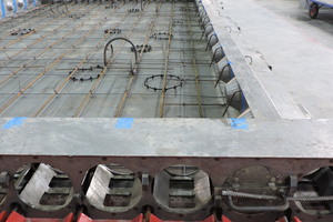  In longitudinal direction, Motus hollow-core slabs can accommodate a prestressing wire overhang, while additional reinforcement can be inserted on their sides in order to create firm connections between the slabs 