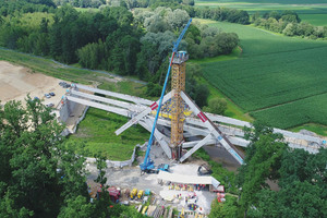  The last of four lifting steps of the bridge over the Lafnitz 