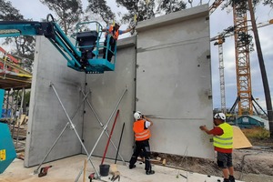  Fig. 1: Erection of a wall on Siemens Campus Erlangen, the walls are connected with the BT turnbuckle 