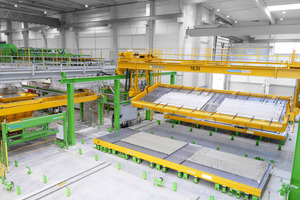  Blick in die neue Produktionshalle von Pekabex in Danzig mit Betonverteiler, automatischer Wendeeinrichtung und dem in der zweiten Ebene angeordneten Bewehrungsbereich  