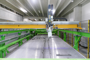  The new Pekabex plant in Poland impresses by its high degree of automation, starting with scanning of the pallet surface and the fully automated removal of the shuttering elements by the deshuttering robot 