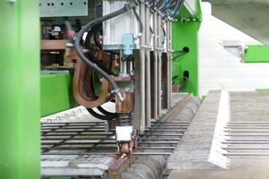 Die BlueMesh-Mattenschweißanlage von Progress Maschinen &amp; Automation produziert die benötigten Matten just-in-time und kosteneffizient. Eine automatische Biegeeinrichtung dient zum stirnseitigen Kröpfen der Stabüberstände 