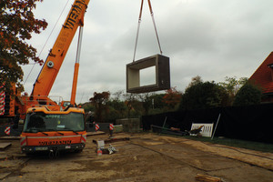  A truck-mounted crane was used to lift the segments, which weigh almost 50 t, into position 