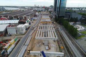  Das Projekt umfasst zwei 200 m lange Auffahrtsrampen, die 1.800 m lange und 8 m hohe Viaduktbrücke selbst sowie eine 160 m lange Bogenbrücke  