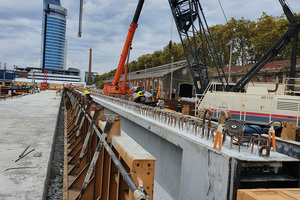  Im Fertigteilwerk direkt auf der Baustelle können auf einer 90 m langen Bahn zur Vorspannung gleichzeitig vier Träger hergestellt werden 