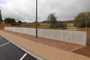  Ausgeführte Lärmschutzwand auf einem Rastplatz an der französischen Autobahn A31 nähe Thionville 