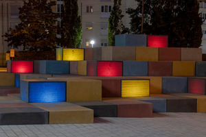  24 Kuben der Sitz- und Aufenthalts-Skulptur „Urban Star“ sind aus Lichtbeton hergestellt und mit farbigen LED-Innenleuchten ausgestattet 