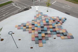  Die farbigen Kuben der Skulptur „Urban Star“ in Augsburg sind mit den anorganischen Pigmenten des Spezialchemie-Konzerns Lanxess durchgefärbt 