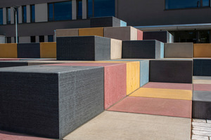  The pavement of the square, made of light-grey cast-stone pavers, together with the concrete cubes, result in a uniform joint pattern 