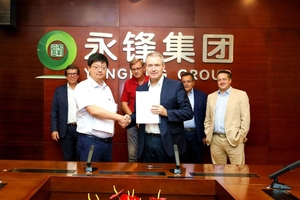  Shaking hands to kick off construction of the new precast concrete plant in Dezhou: Jing Wang, Deputy General Manager of Yongfeng, and Werner Eckert, Managing Director of Ebawe Anlagentechnik. Also present (from left to right): Johannes Bürkle, Managing Director of the Bürkle Group; Peter Bieder and Uwe Seitz, representatives of the Progress Group, and Thorsten Zegrotzki, chairman of the Advisory Board of the Bürkle Group and advisor to Yongfeng. 