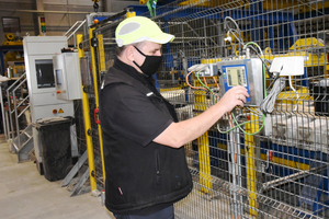  Ralf Giesecke, responsible for control technology and automation, checks the print layout for the respective job at the Rea Jet Titan Controller 