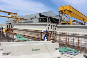  <div class="bildtext">Cape Concrete erhielt den Auftrag zur Herstellung von 20 Plattenbalken mit einer Länge von jeweils 26 m (hier ein Foto von einem früheren Werksbesuch der BFT-Redaktion in Kapstadt)</div> 