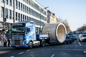  Die Anlieferung der Berding Beton Stahlbetonrohre mit einem Einzelgewicht von 22 t erfolgte mithilfe von Spezialfahrzeugen 