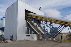  KTI-Sauter hot-air systems (left) and a KTI cold-air unit (right, background) ensure perfect temperature control of aggregates 