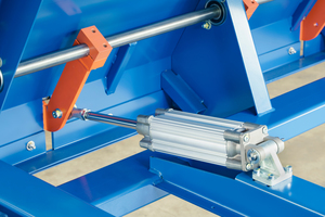  Compact and strong: compact cylinders of series CP96 from SMC provide the correct contact pressure of the feed wheels on the wire and save space 