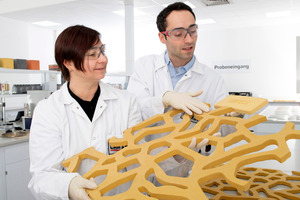  Farbtonnachstellung im anwendungstechnischen Labor bei Lanxess: das gitterartige Betonfertigteil aus ultrahochfestem Beton ist mit BayferroxPigmenten im gewünschten gelben Farbton eingefärbt 