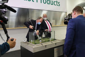  General Manager Felix von Limburg during the demonstration of the innovative InnoElast sealing and adhesive material under water 