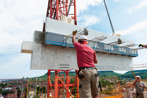  The elements weighing up to 7 tons - produced in the Ebhausen precast plant - were aligned with pinpointed precision 