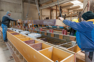  Um den Beton über die Anschlussöffnung einzufüllen, drehten die Arbeiter im Fertigteilwerk die Schalungen um 90° 