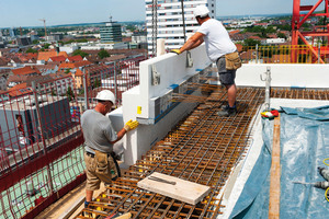  On-site, the horizontal cornices with installed Schöck Isokorb elements were placed on top of the pilasters  