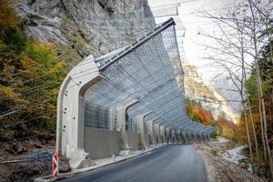  A spectacular protection measure was successfully implemented on a section of the Radmer Road exposed to the risk of falling rocks 