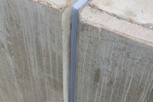  Sealing joints in a flood protection wall on the Elbe River 