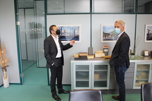  … and Senior Sales Manager Jens Maurus (right), in conversation with Assyx Shareholder Alfred Rochlus 