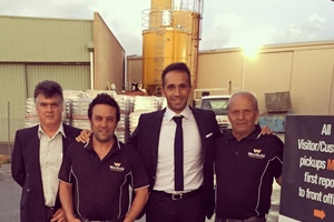  Carl Wildman (CEO von Bennett Equipment), Marcus Parlapiano (CEO von Westbuild), Gabriele Falchetti (Vertriebsdirektor Australien von MCT Italy S.r.l.) und Tony Parlapiano (Inhaber und Gründer von Westbuild (von links nach rechts) 