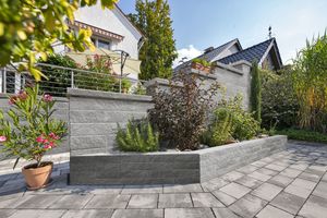  The Cubaro Grande system excels with its distinct features, whether as a retaining or privacy wall or as a design element marking ground elevation offsets 