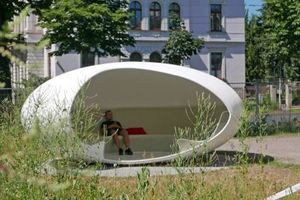  Mehrfach gekrümmtes Schalentragwerk: Carbon Pavillon in Dresden als Beispiel für eine neue Architektursprache mit Faserverbundwerkstoffen. Carbonbeton ist formbar, filigran, ästhetisch, leicht und nachhaltig. Gegenüber einer Lösung aus Stahlbeton konnte eine Materialeinsparung von 80 % erreicht werden. 