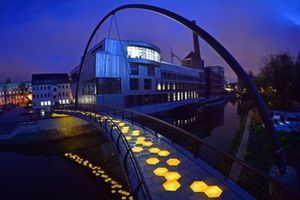  Gehbelag aus Glasfaser-Kunststoff-Verbund, realisiert mit ca. 2,60 m langen Modulen als Wabensandwich auf einer Brücke mit ca. 30 m Spannweite in Chemnitz. Die Integration einer interaktiven LED-Beleuchtung gestattet verschiedene Lichtszenarien.&nbsp; 