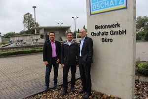  BFT Editor-in-Chief Silvio Schade met with the Chairman of the Executive Board of the Syspro Group, and with Managing Director Dr. Thomas Kranzler (from left to right) in the concrete plant Betonwerk Oschatz for an interview 