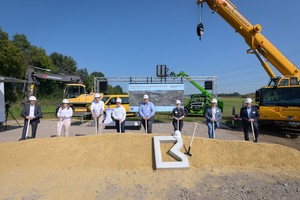  With the symbolic groundbreaking, they herald the start of construction in Heiden: Christian Langenhövel (Architect Brüninghoff), Maike Deelmann (Heiden), Dr. Patrick Voßkamp (Municipality of Heiden), Thorsten Groß (Volksbank Heiden), building owner Sven Brüninghoff and his wife Ria Brüninghoff, Thomas Trieb (production at Brüninghoff) as well as Dr. Matthias-Marcus Wanner (project manager at parameta) (from left to right). 