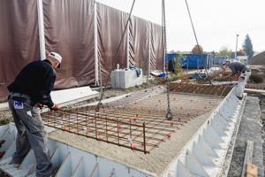  The installation of the reinforcement onto the facing layer 