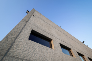  Fassadenelemente mit einer Tragschale aus Beton (15 cm), einer Dämmung aus expandiertem Polystyrol (12 cm) und der Vorsatzschale (8 cm) 