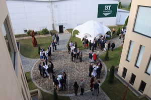  <div class="bildtext_en">The anniversary celebration started with a drinks reception on the company premises of B.T. innovation GmbH</div> 