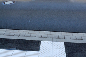  <div class="bildtext_en">Free accessibility quickly implemented – with reliably glued road markers</div> 