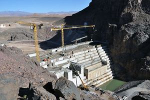  Staudämme stellen höchste Anforderungen an den verwendeten Beton: Er muss immensem Wasserdruck standhalten und gleichzeitig flexibel genug sein, um Naturkatastrophen zu trotzen. 