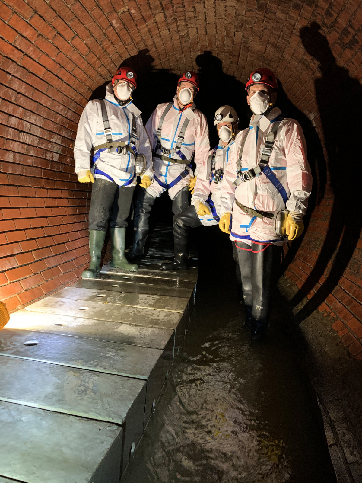 Mobile dry weather flow channel for increasing the hydraulic