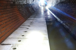  <div class="bildtext_en">Their high self-weight and secure interlocking ensure reliable and unmovable anchoring of the sewer bottom blocks; the installation is carried out in ongoing operation</div> 