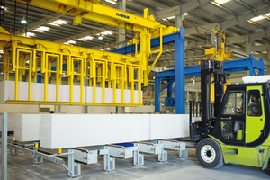  The block transfer device of the Vario Block line passes the reinforced products to the separate packaging line 