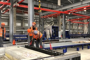  <div class="bildtext_en">Special handling traverses from Demag are used to transport the set-down system and the reinforcement meshes between the individual lines and workplaces </div> 