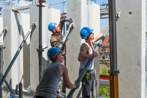  The façade consists of over 350 precast components; the individual elements are designed differently featuring two to four upright portions 