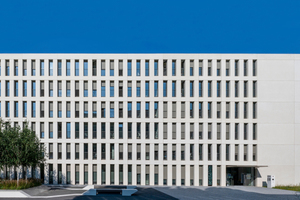  Die hochwertige und identische Sichtbetonqualität der Fassadenelemente prägt das Erscheinungsbild des Neubaus Finanzamt Karlsruhe 