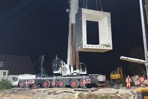  <div class="bildtext_en">The precast frame elements, weighing up to 40 tons, were lifted in place during the track possession time by a 300-ton mobile crane</div> 