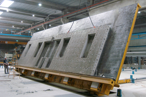  Tilt table with precast wall element 