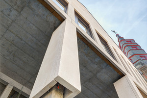  Auch die tragenden Betonstützen wurden mit Fassadenelementen aus R-Beton ummantelt 