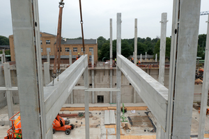  <div class="bildtext_en">The reinforced concrete beams weigh up to 45 tons</div> 